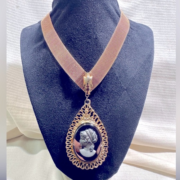 Vtg Victorian Revival Left Facing Glass Cameo Pendant Metal Mesh Collar Necklace - Picture 1 of 8